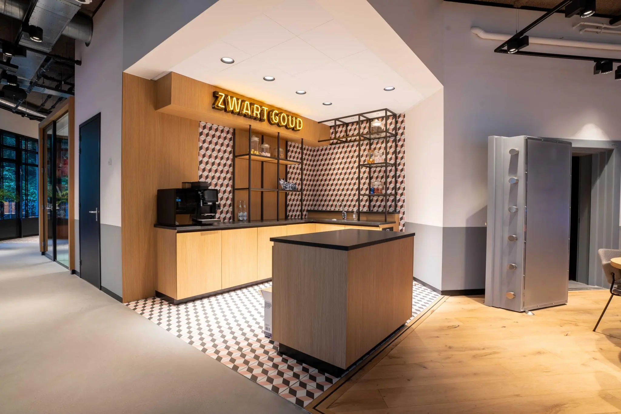 Moderne koffiehoek met houtafwerking, geometrische tegelwand en een neonbord met de tekst "ZWART GOUD".